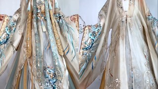 Desainnya sama, apakah Anda lebih suka gaya bahu awan atau gaya jubah?