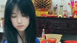 How outrageous is it that an ordinary child looks like a celebrity? If he played Tan Jianci's son, n