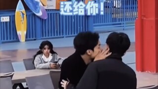 A girl mistakenly took a boy in black clothes for her boyfriend, and the boy's subsequent actions sh