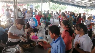 บรรยากาศ​คน​รอ​คิว​กินส้มตำ​ ตำ​ไม่​ทัน​เลย​ที​เดียว​