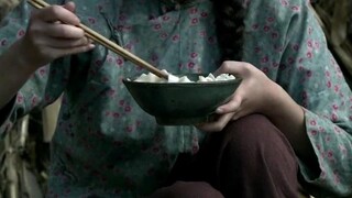 家里只剩一个鸡蛋，丈夫把煎蛋悄悄埋在妻子的碗底，妻子投桃报李