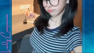 Dengan aura ceria, aktif di kelas maupun di luar sekolah, tampil percaya diri dengan gaya remaja kek