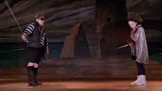 Pertunjukan artistik saudara Adams