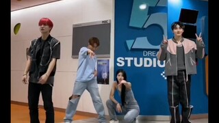 تحدي رقصة "MOVE" من Park Ji-hoon x Kim Jun-kyu x Lee Mi-joo x Seo Eun-kwang