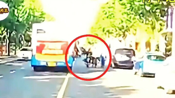 A little girl fell from the backseat of an electric bike and was run over by a bus; in the end, nine