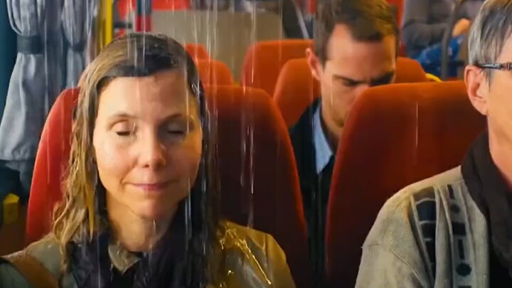 Cô gái vô tình đắc tội với Thần Mưa, thế là đi đâu cũng ướt sũng.