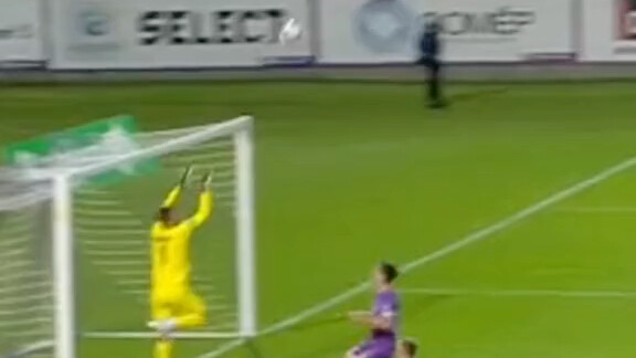 Thủ môn: Đẩy thẳng tôi vào khung thành đi!