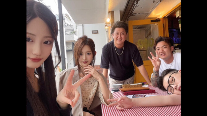 Uncle Xiao Qian’s here again, taking Uncle Qian to a banquet.