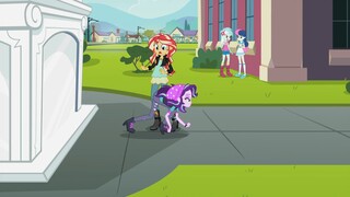 Starlight Glimmer datang ke dunia manusia untuk pertama kalinya, persis seperti gurunya