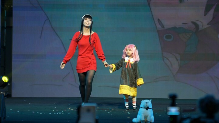 About a Six-Year-Old Kid and Their Teacher Dancing to “Comedy” at an AS Cosplay Convention
