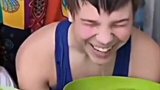 脸上早已分不清是水还是泪水