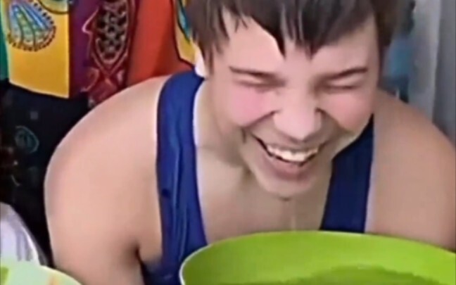 脸上早已分不清是水还是泪水