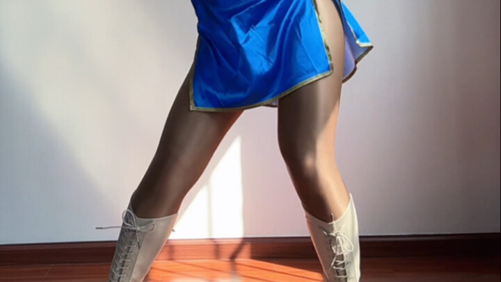 Cosplay và nhảy điệu nhảy của một cô gái dữ dội thật là nóng bỏng