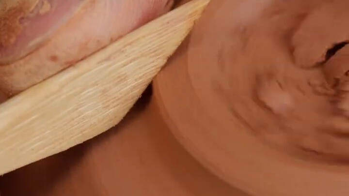 Jianzhan, diproduksi di Jianyang, Fujian, adalah salah satu dari delapan porselen terkenal dari Dina