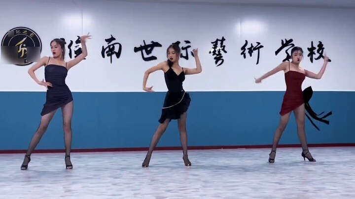 สาวสวย 3 คนแสดงเต้นรำละตินสุดตระการตา นักเต้นยิ่งสวยขึ้นไปอีก ดูแล้วก็เคลิ้มไปเลย