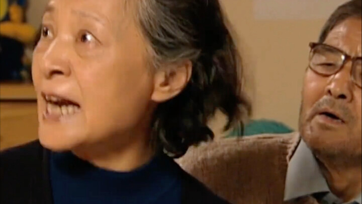 คุณยายเลี้ยงลูกตามความเชื่อแบบเก่า แต่ถูกพี่เลี้ยงในบ้านห้ามไม่ให้ผูกขาทารก พี่เลี้ยงจึงถูกกลั่นแกล้