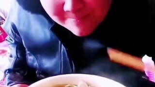 这被狗咬了也不护食啊