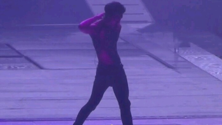【Zhang Yixing】160730 Tarian solo Artificial Love di mana pakaian tersangkut di lengan saya jadi saya