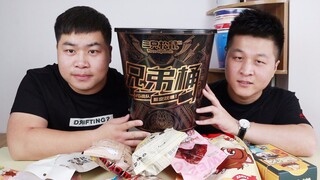 试吃88.8元三只松鼠“巨型零食全家桶”这么大的零食桶，看看都有什么？大飞说这桶比他头都大！