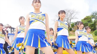 Adegan pertunjukan lucu dari anggota pemandu sorak Departemen Tari dan teman-teman dari Departemen M