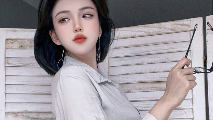 Switching back and forth between a classy older sister vibe and a sophisticated wife vibe.