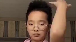 【影后钟美美】东北小孩模仿老师生病了哈哈哈哈戏精