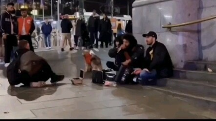 Rap ngẫu hứng trên đường phố Anh Quốc