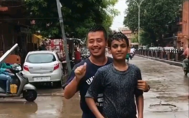 I met a young man on the way to buy groceries and washed his hair together in the rain.