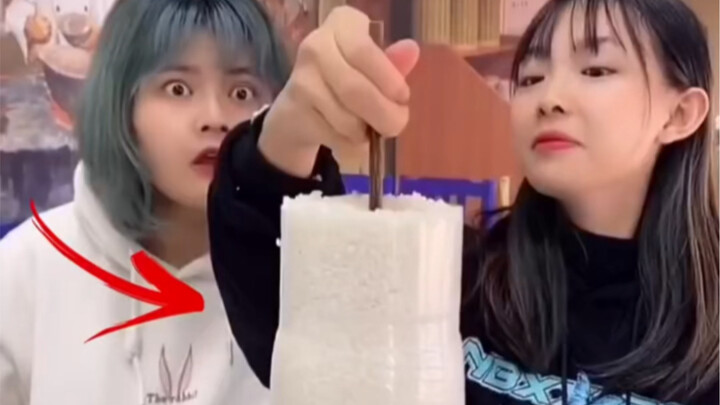 美女筷子提大米，这招太酷了！