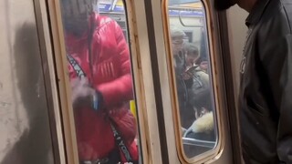 قامت مترو أنفاق نيويورك بتركيب العديد من الألواح المعدنية لتقليل حالات التهرب من دفع الأجرة.