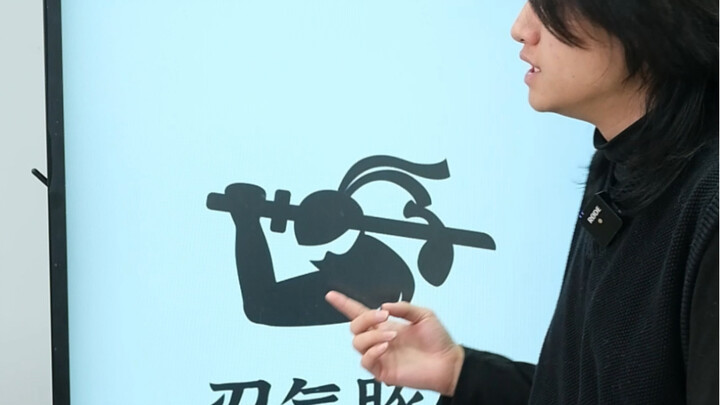 رغم أن التصميم الأول قد نال إعجابي بالفعل، إلا أنه ما زال يطيل في الشرح المطوّل... فكيف لي أن أتحمل 