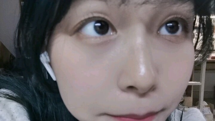 Những ngày nhạt nhẽo thường nhật của một sinh viên Đại học Trịnh Châu trong ký túc xá. Cứ nghe bài “