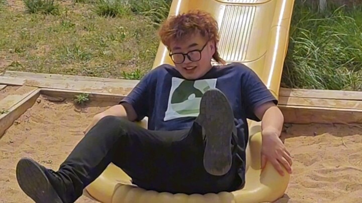 Li Xianbei plays on the slide.