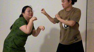 #挑战喵喵舞 好喜欢这种奇奇怪怪的舞蹈呀。这么一对比，我简直太到位了#跳舞 #一起尬舞魔性舞蹈