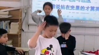Ternyata para siswa sekolah dasar ini tidak menari secara acak, setiap gerakannya diatur waktunya de