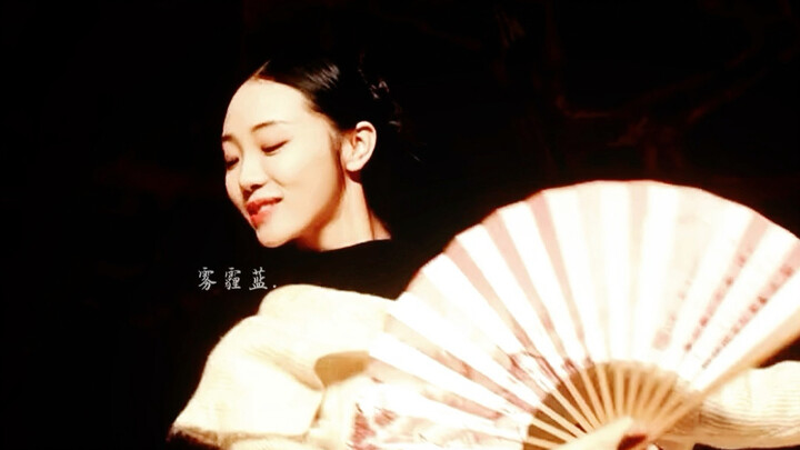 Vậy là cứ thế quỳ gối trước tà áo hồng của chị thôi~