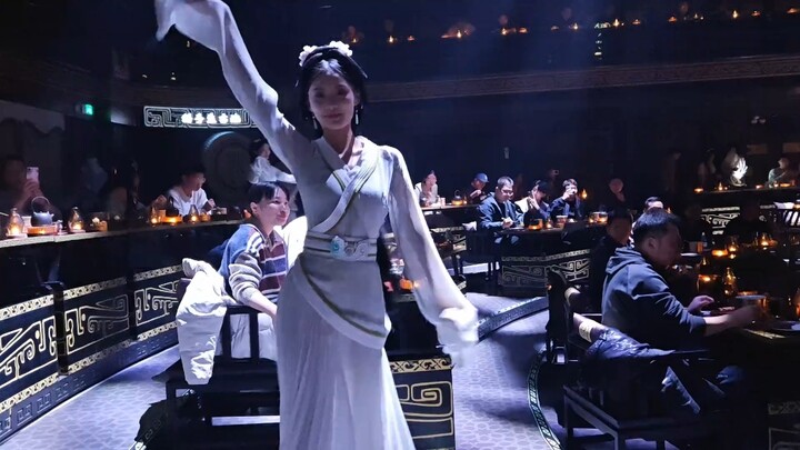 عينان كموجات الخريف، وخصر رفيع كالصفصاف.