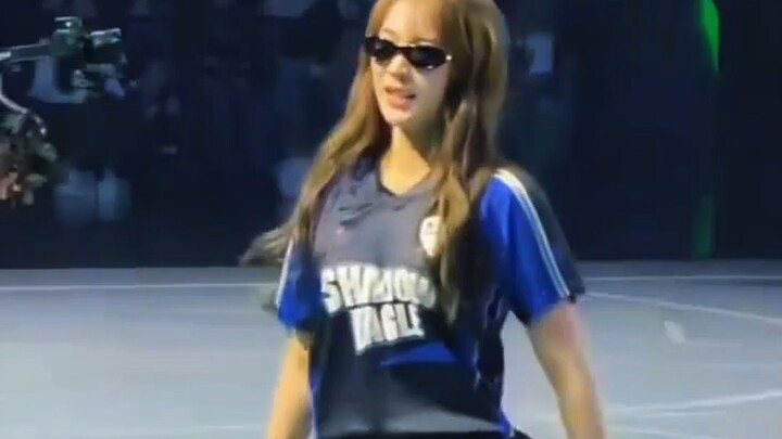 No wonder she’s from a girl group—she nails every single beat with Pai Pai Lin!