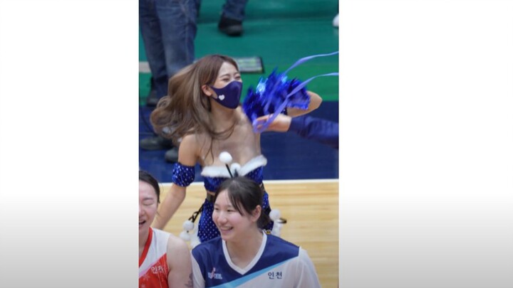 I really want to see the cheerleaders’ real faces without masks...
