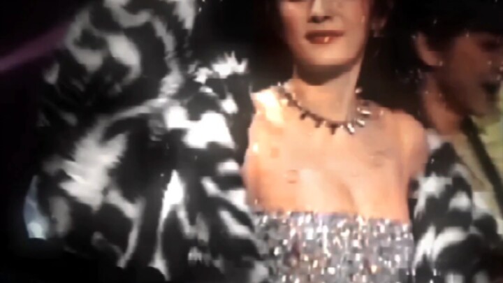 Panggung malam Tahun Baru Yang Mi! Bentuk tubuhnya benar-benar luar biasa!