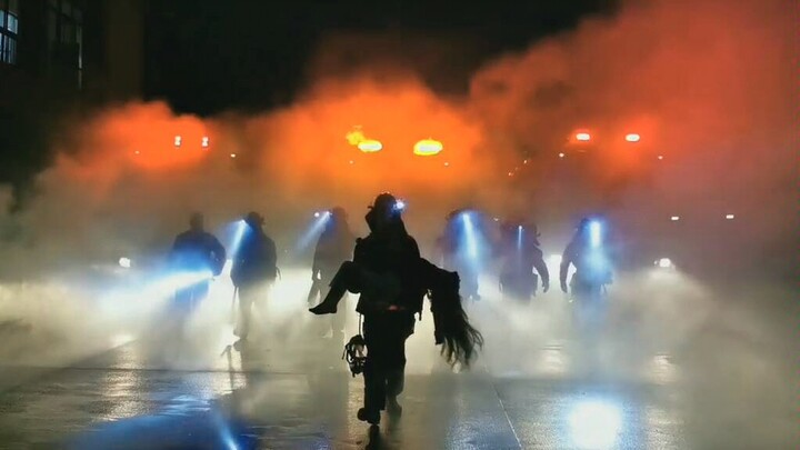 Pelukan putri paling aman: Menggendongmu yang tak sadarkan diri dari tengah kobaran api!