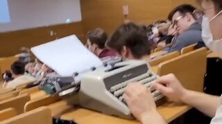 When the teacher forbids children from bringing computers, this child must be a bit rebellious...