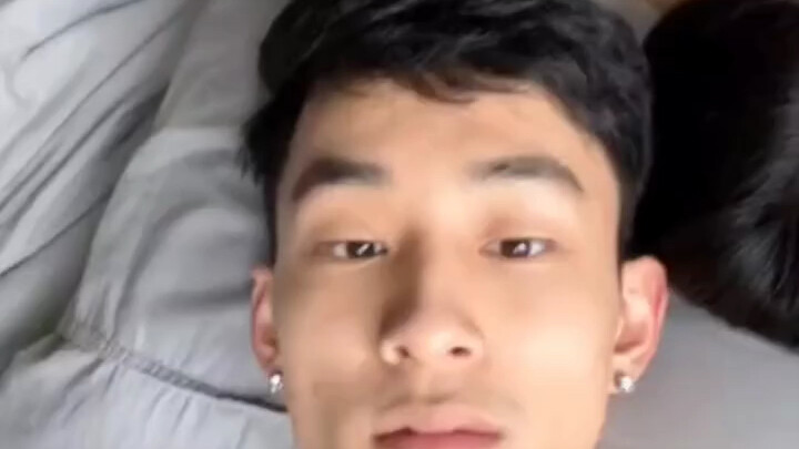 Phát nhạc hiệu của trang web A trước mặt người thân để xem phản ứng của họ