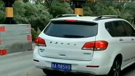 White SUV: What the heck just drove by? #RockstarGamesAlwaysDelivers #WulingMagicCar