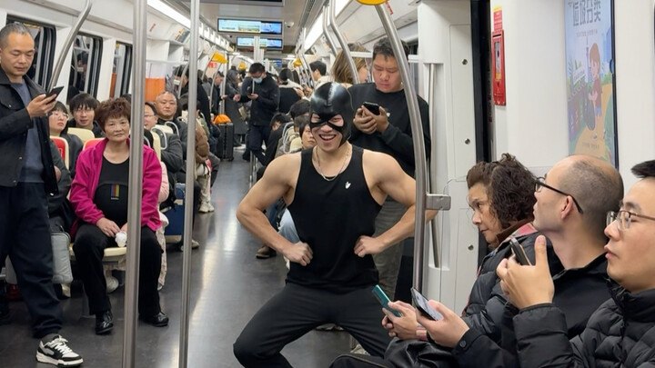 Setelah memakai topeng, aku jadi seorang seniman performa berpengalaman..