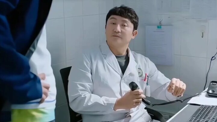 A disciple unexpectedly runs into his master, who had lied about going abroad for advanced studies; 