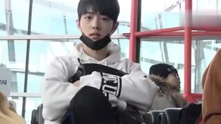 考古啦！没红之前的肖战有点呆，发现镜头后的反应太可爱了