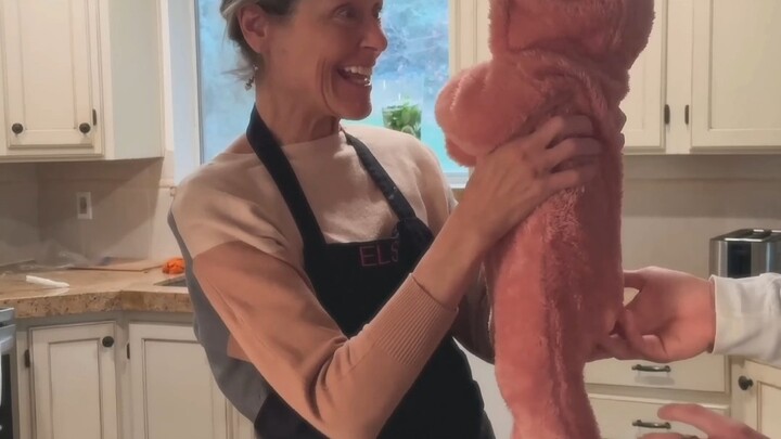 偷偷带着女儿回家，妈妈第一次见到孙女好激动