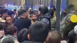 喀山联邦大学外办街头格斗赛，最后发生肢体冲突，报警后不服从管理，硬刚俄罗斯警察#喀山 #俄罗斯 #留学