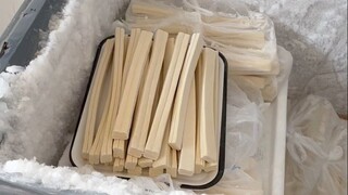 Orang Henan, coba lihat dulu apakah you tiao ini enak atau tidak?